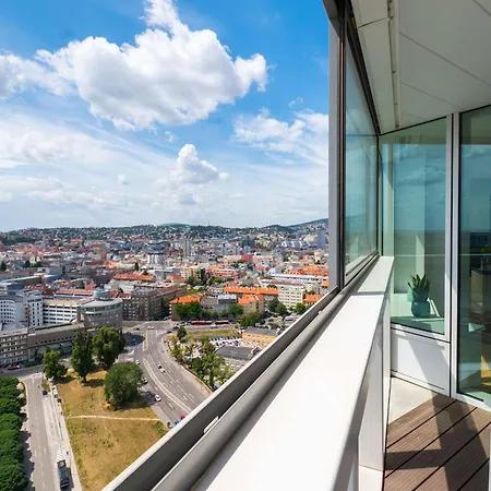 아파트 Panorama Escape 26th Floor - Castle & Views 브라티슬라바